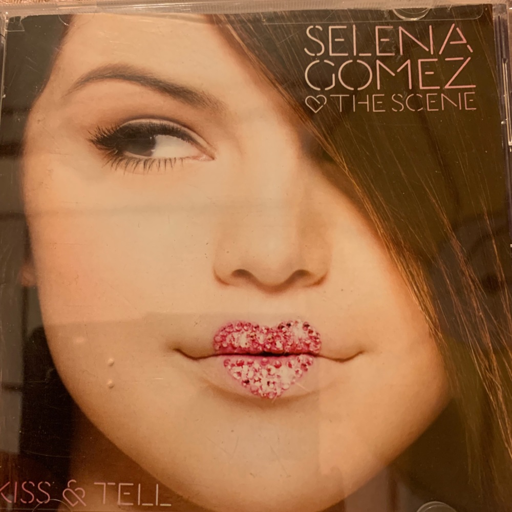 CD Selena Gomez the scene